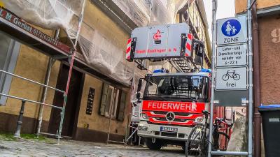 Esslingen: Feuerwehr prueft Parkverhalten in der Innenstadt - Drehleiter bleibt mehrmals stecken